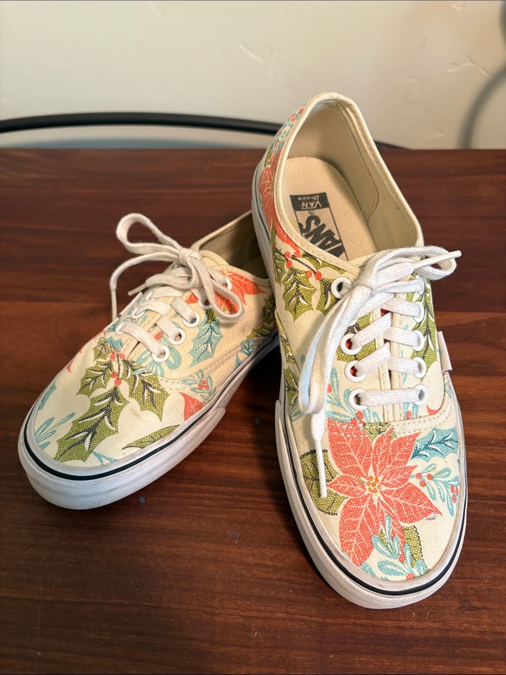 Vans holiday print old school. Holly and poinsettias women’s 8.5